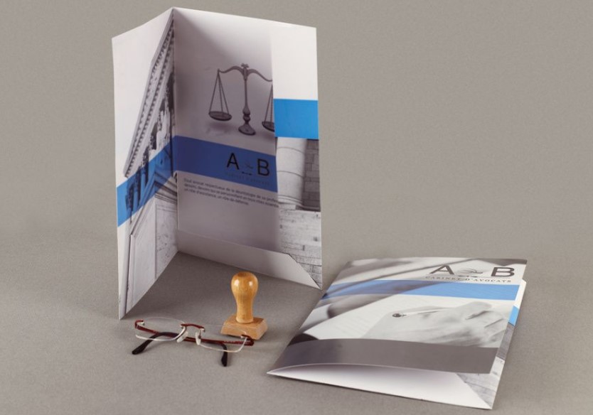 chemise à rabat et tampon d'entreprise