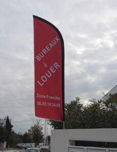 Beach Flag en forme d’aile – Signalisation élégante sur-mesure près de Toulon Var